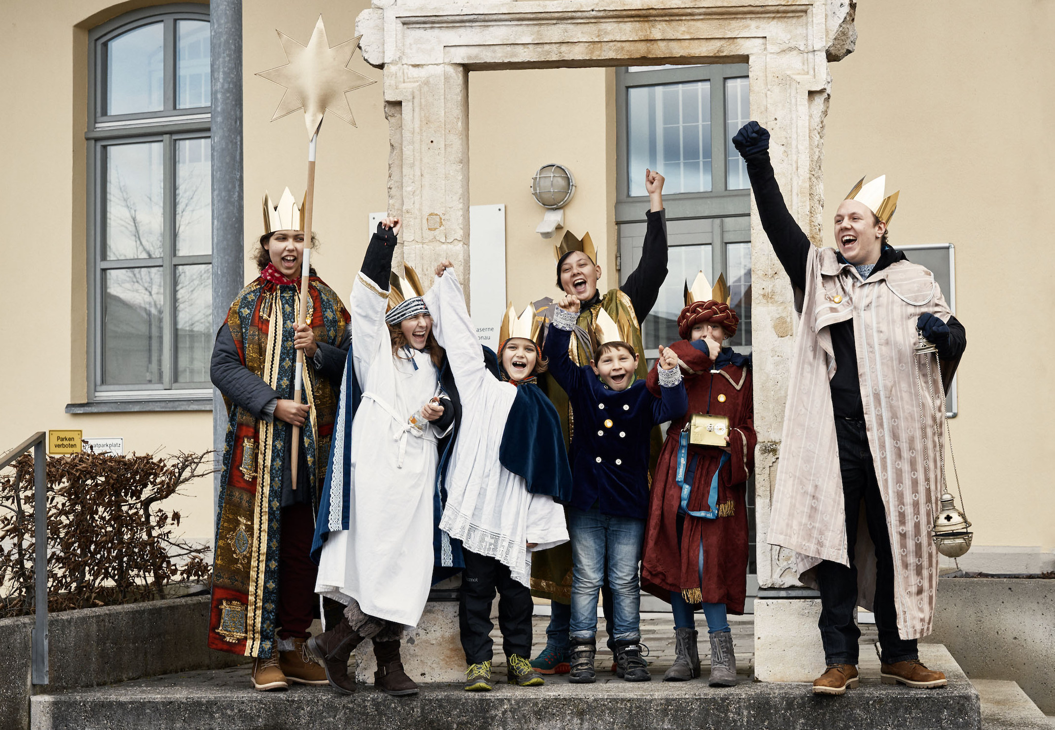 Kinder mit Kronen und Gewändern jubeln. Bild: Benne Ochs / Kindermissionswerk