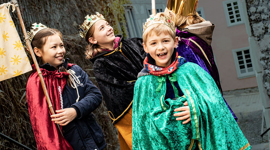 Vier Kinder als Sternsinger verkleidet.